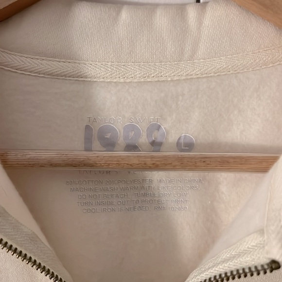 NWOT Taylor Swift 1989 Wonderland Quarter Zip Pullover Size Large - Picture 3 of 5